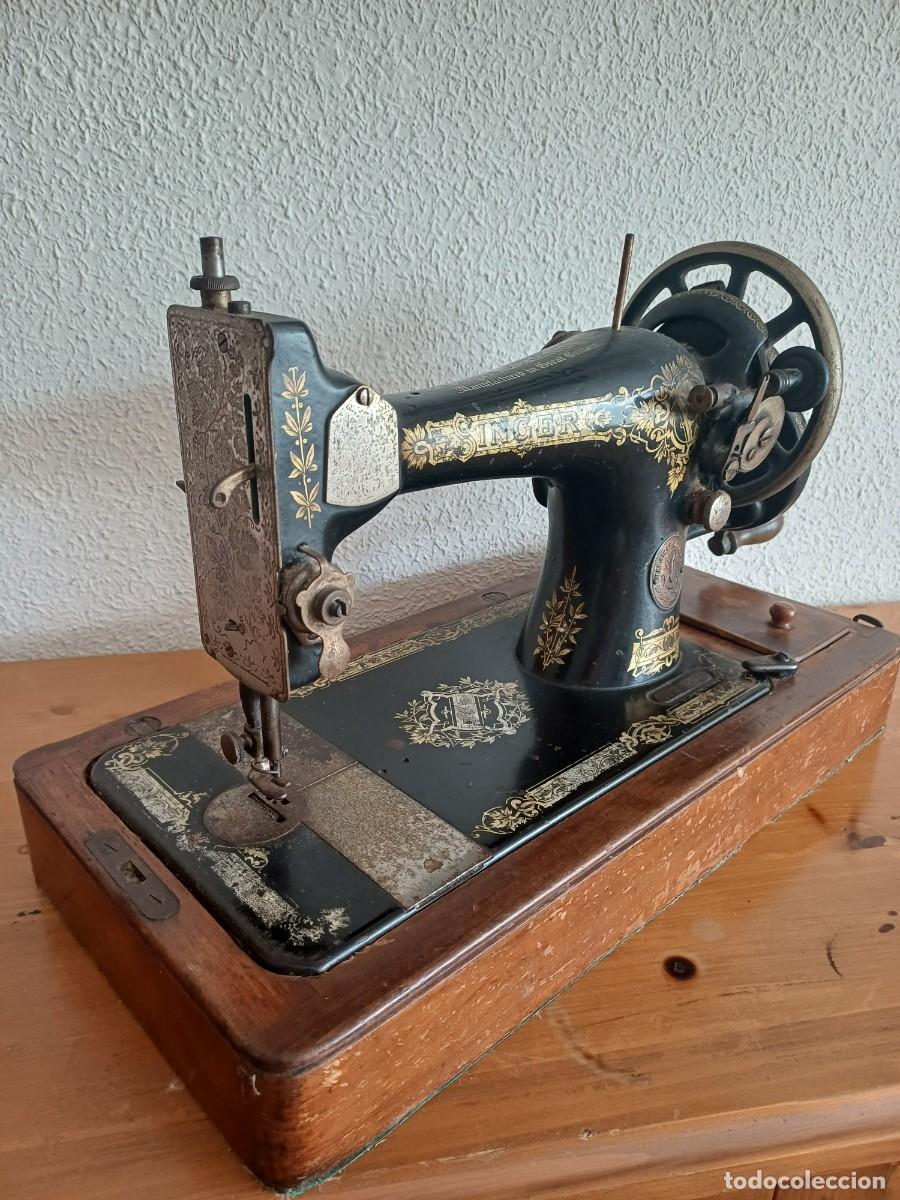 Antig&uuml;edades: ANTIGUA M&Aacute;QUINA DE COSER MARCA SINGER DE 1910 DECORADA CON MOTIVOS DORADOS