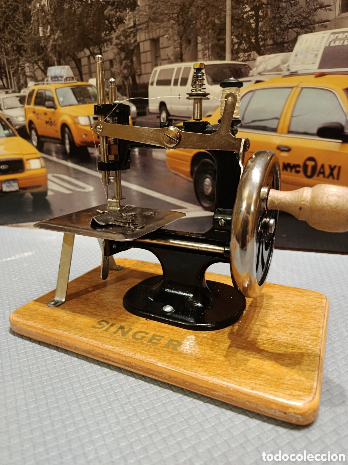 Antig&uuml;edades: Maquina de coser miniatura SINGER - Foto 2