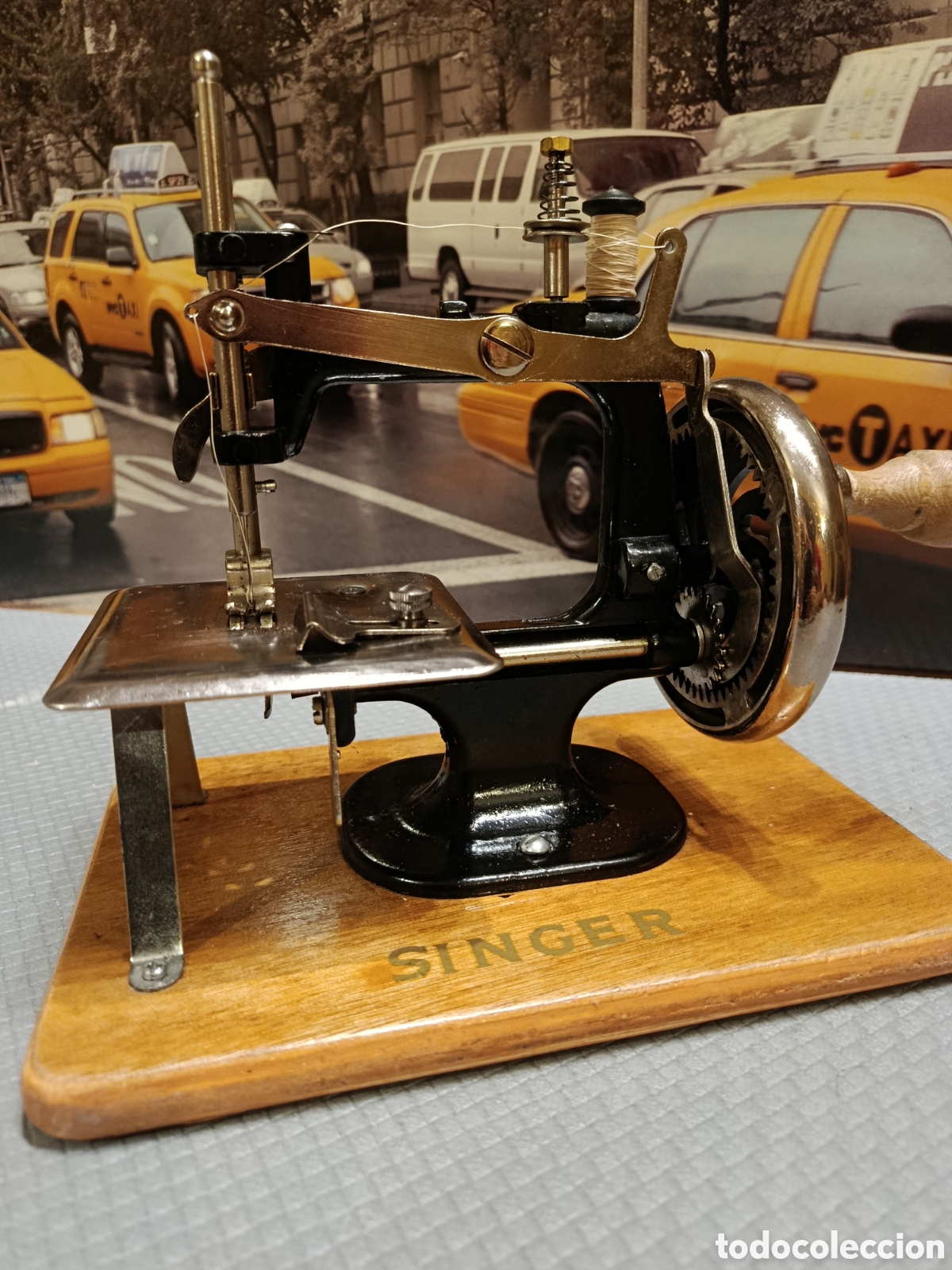 Antig&uuml;edades: Maquina de coser miniatura SINGER - Foto 3