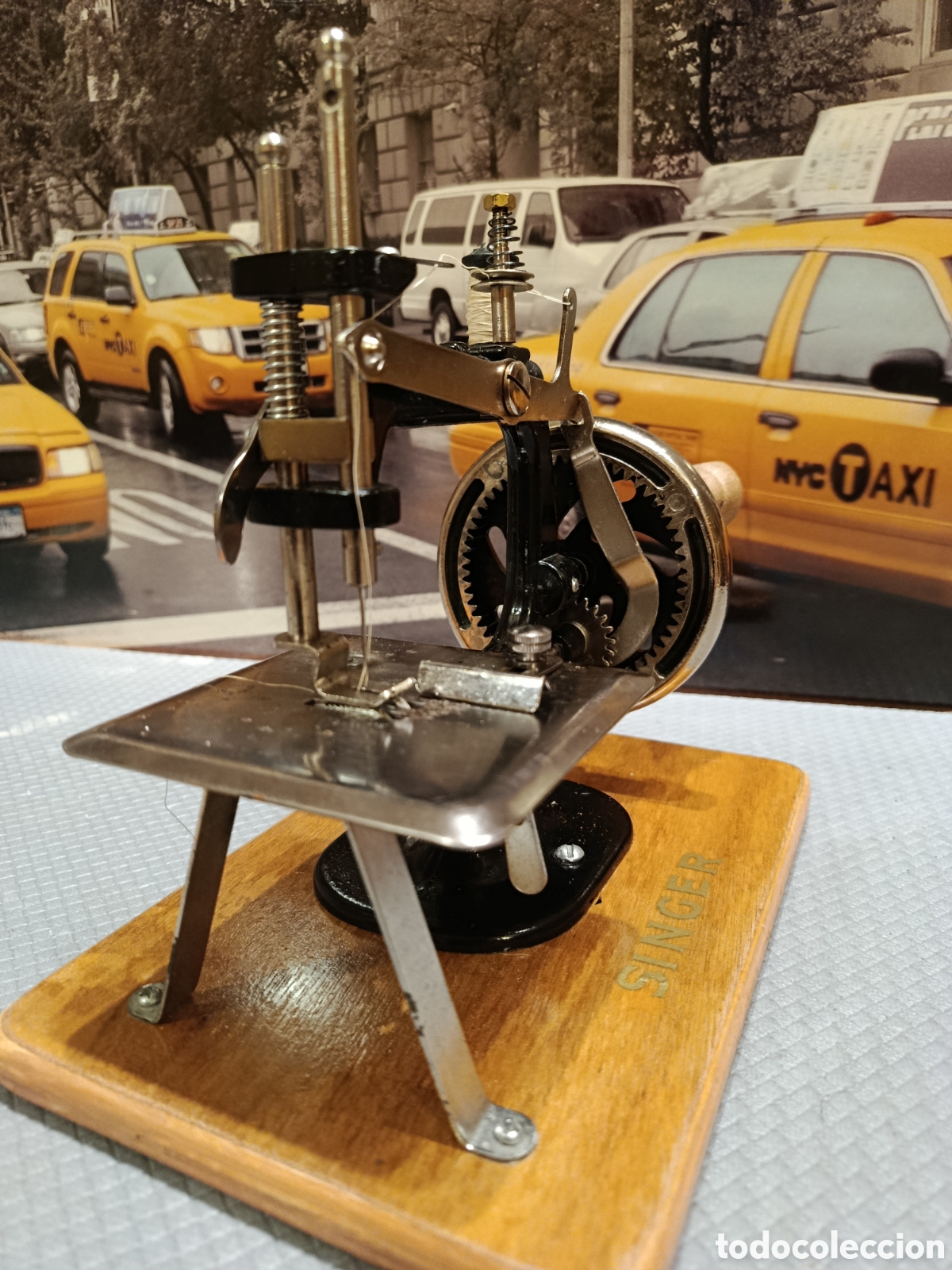Antig&uuml;edades: Maquina de coser miniatura SINGER - Foto 4