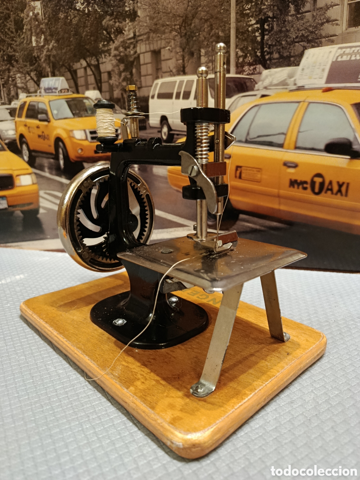 Antig&uuml;edades: Maquina de coser miniatura SINGER - Foto 5