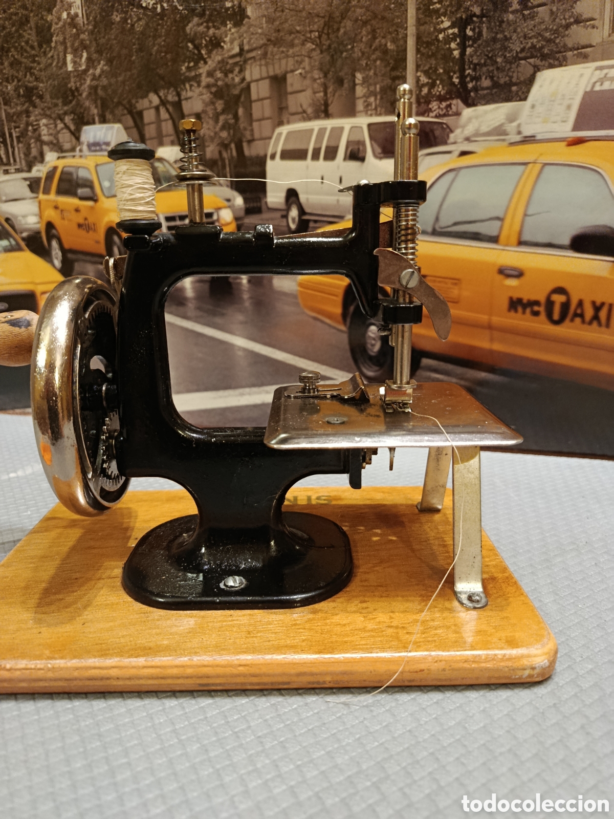 Antig&uuml;edades: Maquina de coser miniatura SINGER - Foto 6