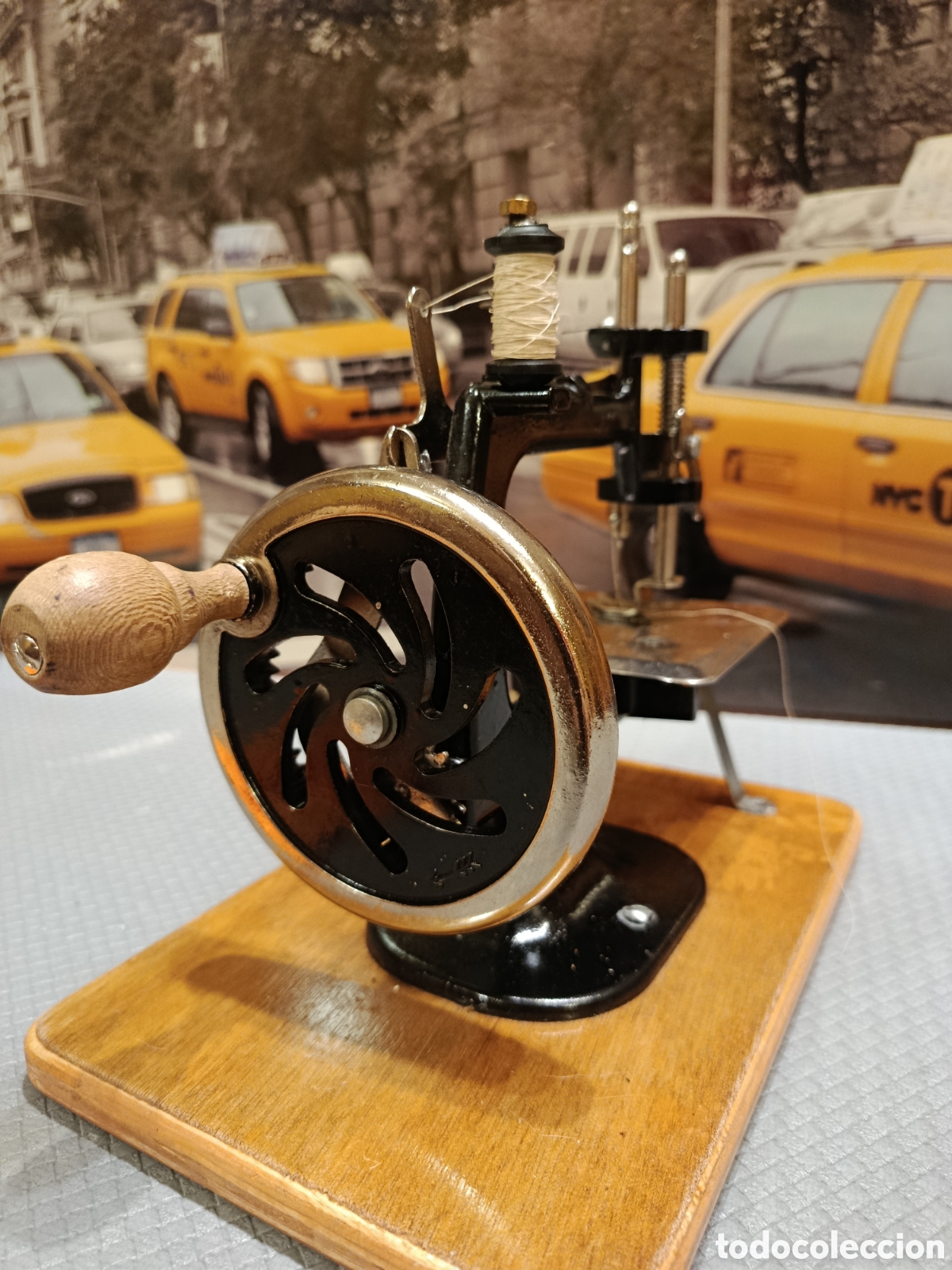 Antig&uuml;edades: Maquina de coser miniatura SINGER - Foto 7