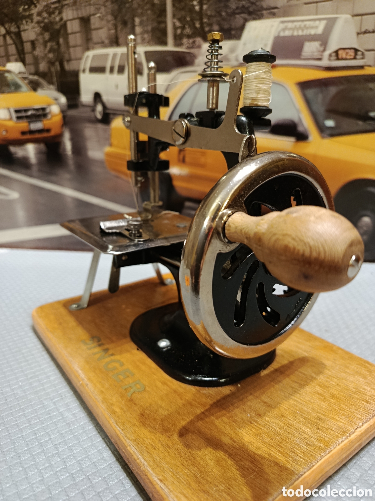 Antig&uuml;edades: Maquina de coser miniatura SINGER - Foto 8