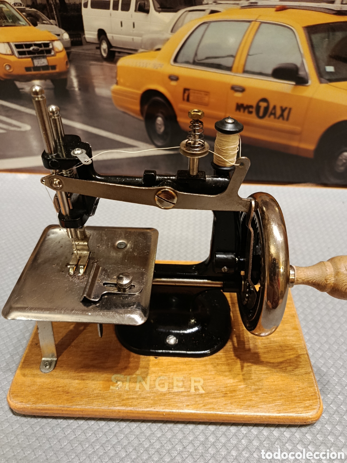 Antig&uuml;edades: Maquina de coser miniatura SINGER - Foto 9