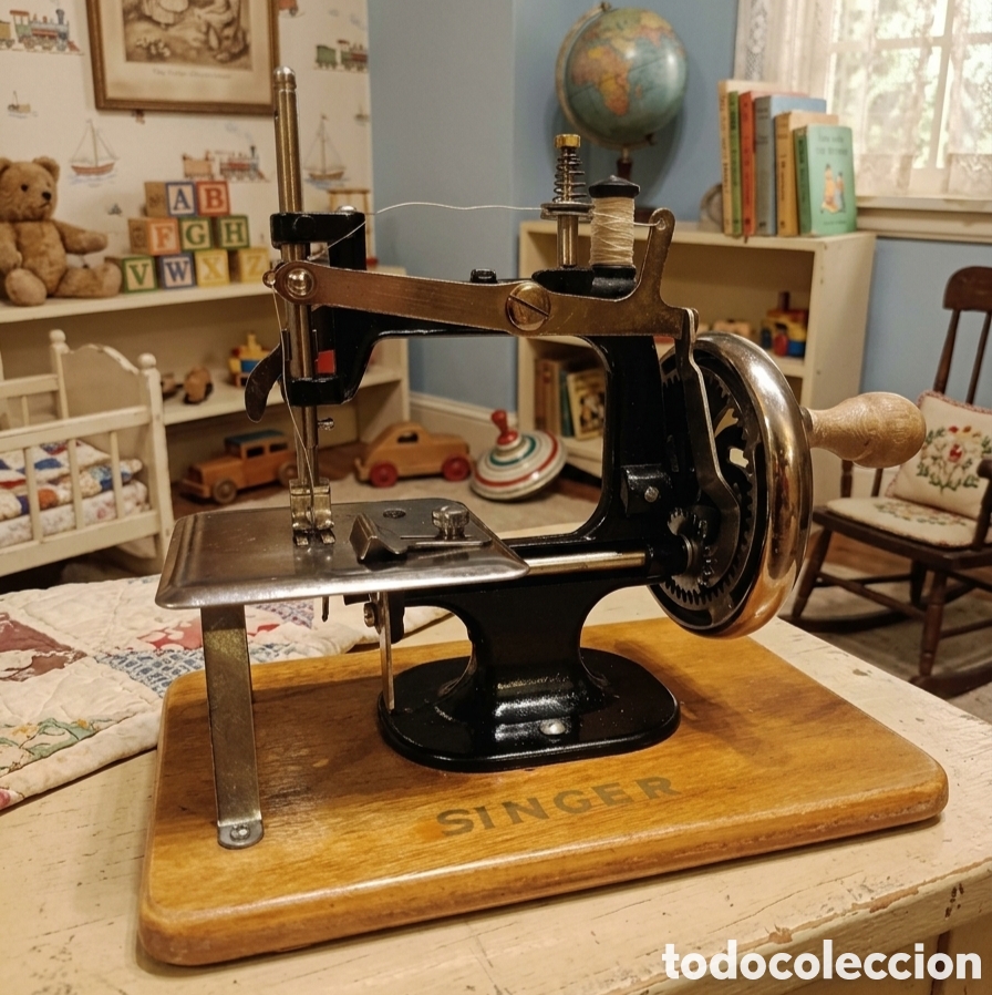 Antig&uuml;edades: Maquina de coser miniatura SINGER - Foto 1