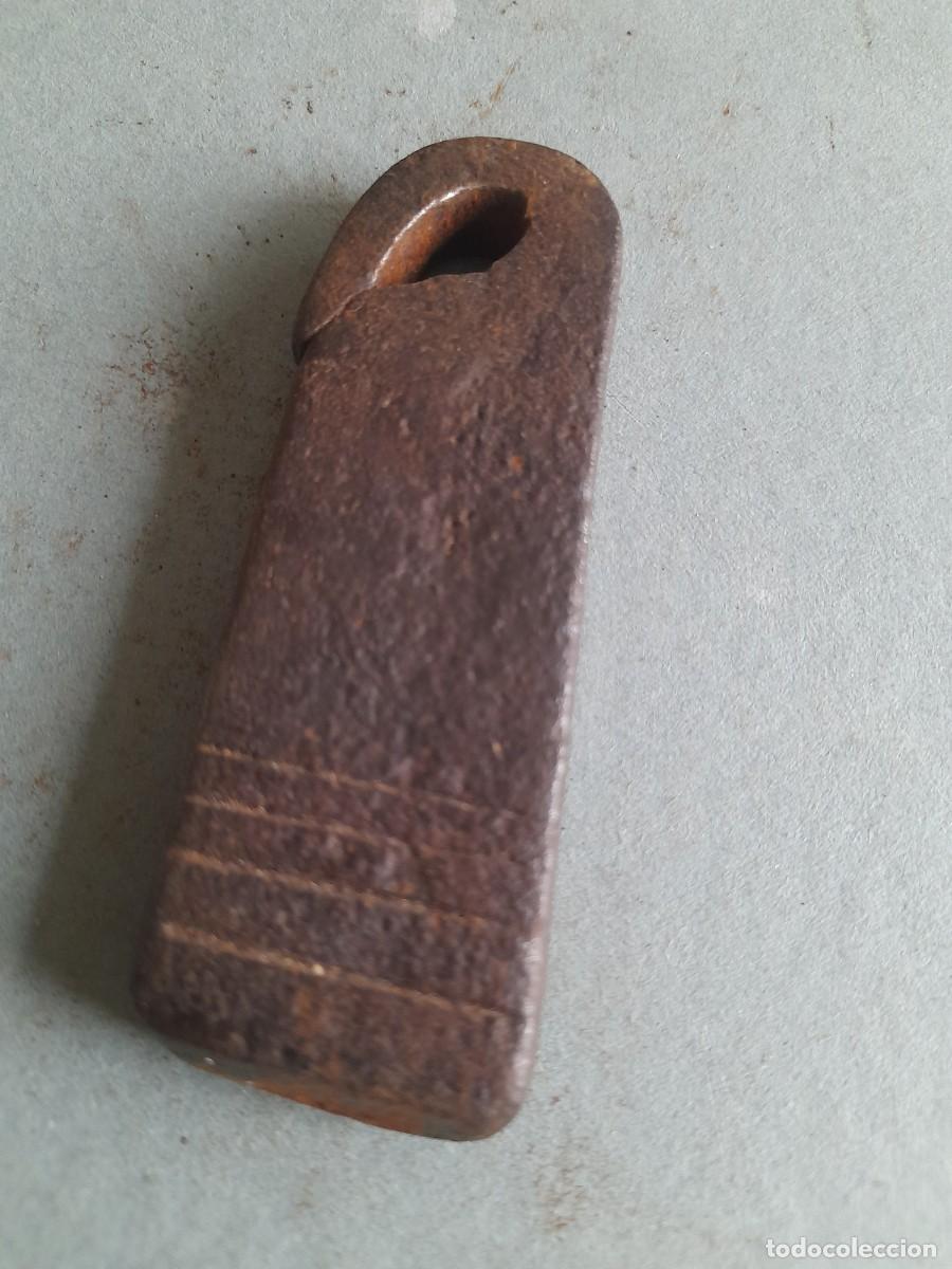 Antig&uuml;edades: antigua pesa de hierro, cincelado, 7,5x2,8cm aprox, 116g