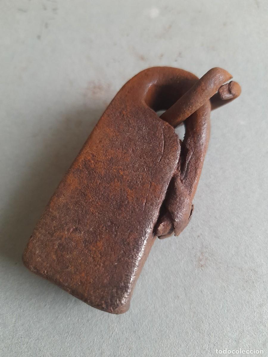 Antig&uuml;edades: antigua pesa de hierro, con anillo para colgar, 7x3x2cm aprox, 219g