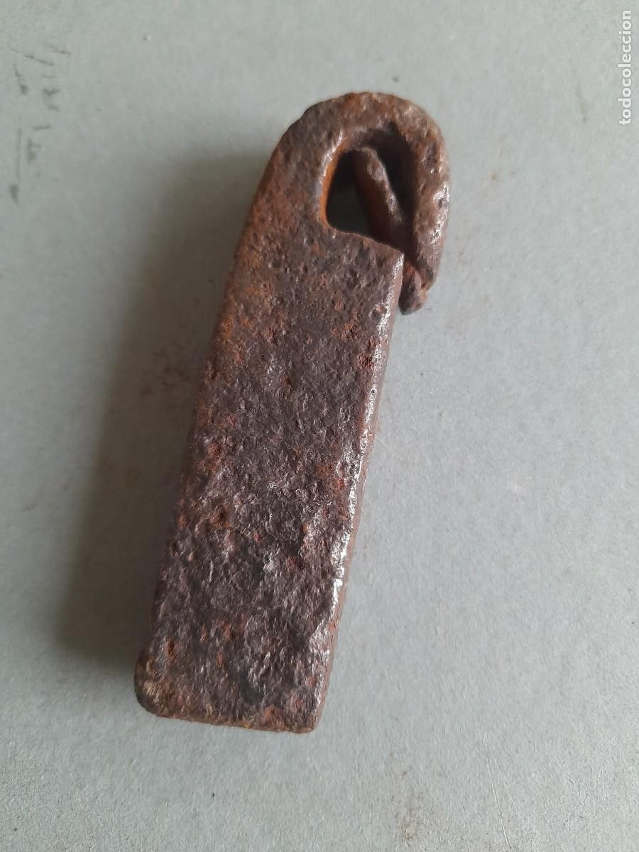 Antig&uuml;edades: antigua pesa de hierro, con superficie picada, 9x2,5x1,8cm aprox, 220g