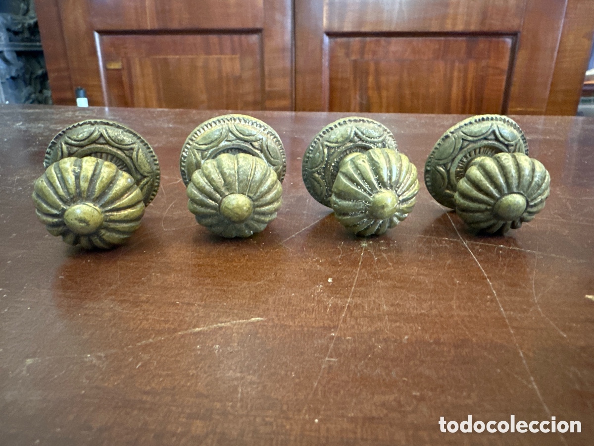Antig&uuml;edades: Conjunto de 4 tiradores de bronce para caj&oacute;n o puertas de mueble
