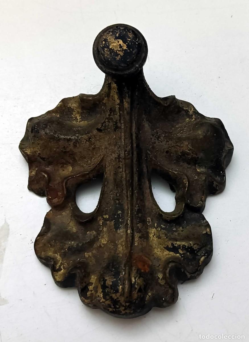 Antig&uuml;edades: PIEZA DECORATIVA DE BRONCE/LAT&Oacute;N ANTIGUA - TIRADOR O ESCUDO DE CERRADURA