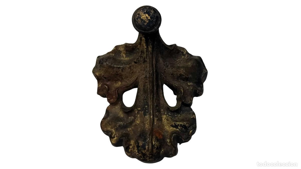Antig&uuml;edades: PIEZA DECORATIVA DE BRONCE/LAT&Oacute;N ANTIGUA - TIRADOR O ESCUDO DE CERRADURA