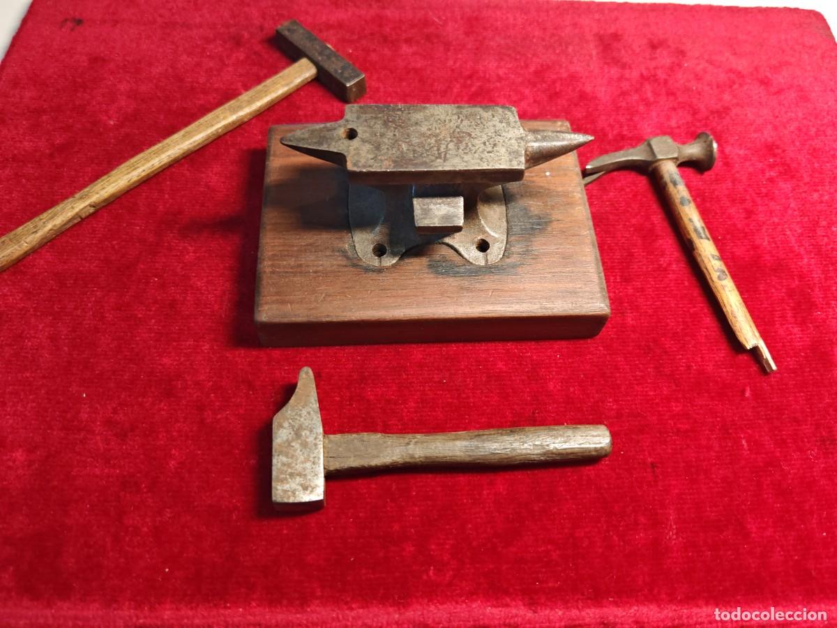 Antig&uuml;edades: Lote antiguo yunque y martillos peque&ntilde;os hierro