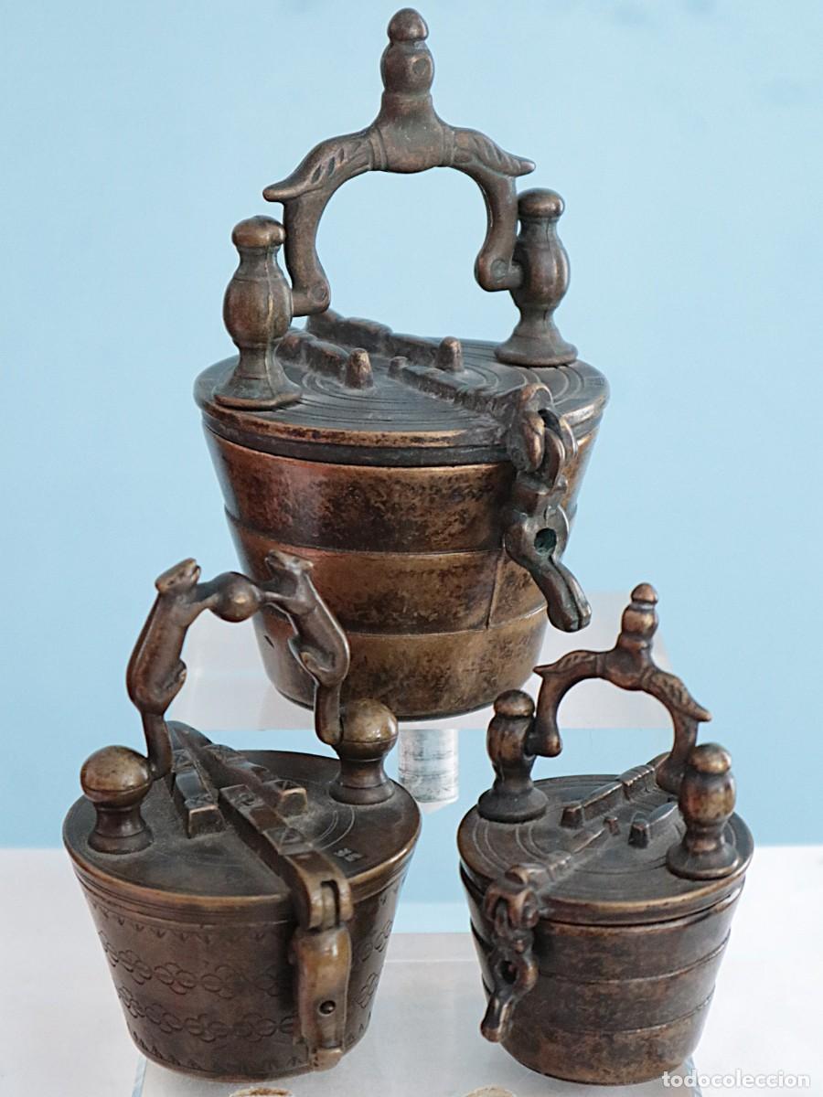 Antig&uuml;edades: Conjunto de tres ponderales elaborados en bronce. Completos. Siglo XIX y anterior.