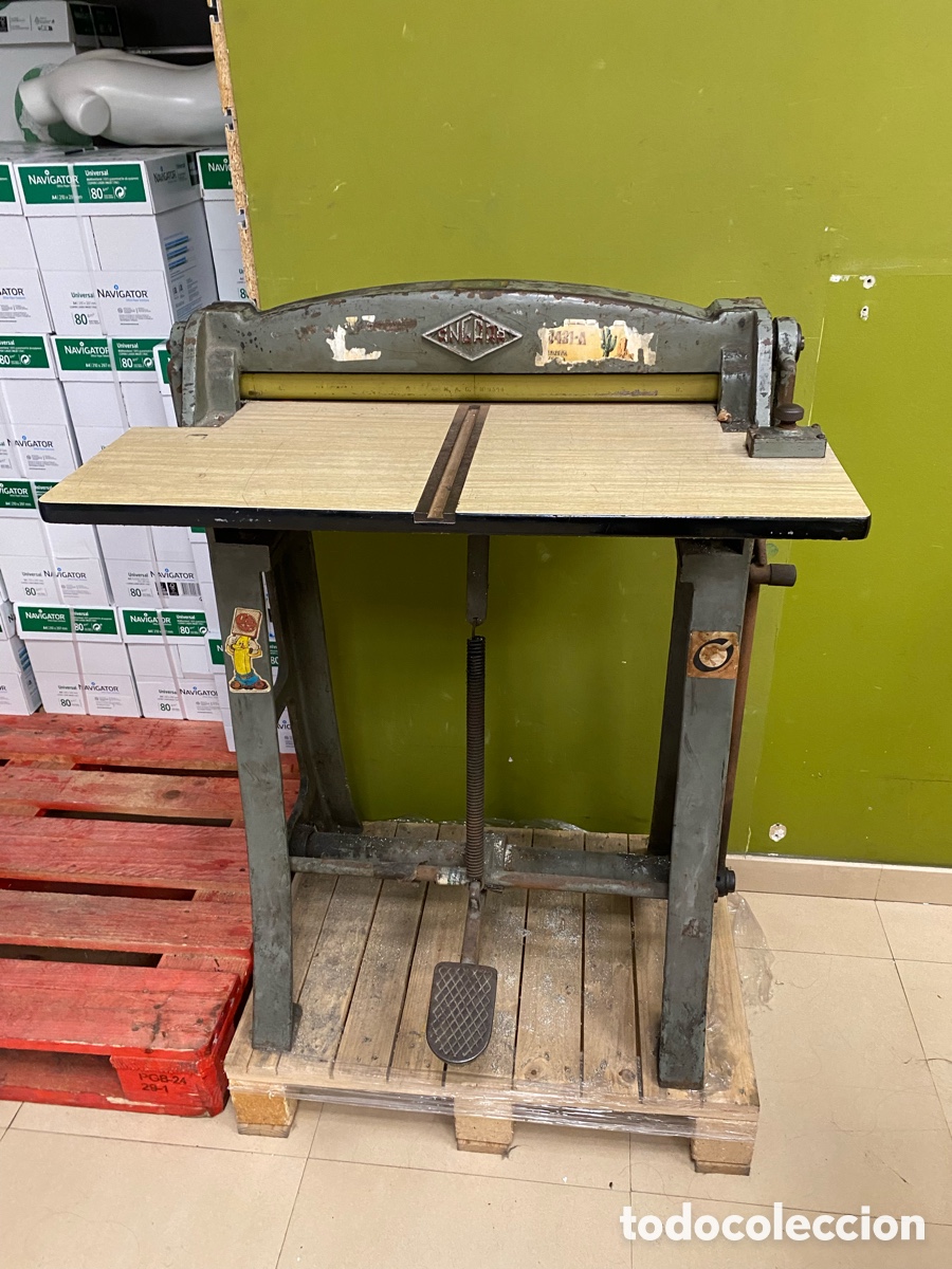 Antig&uuml;edades: M&aacute;quina perforadora antigua