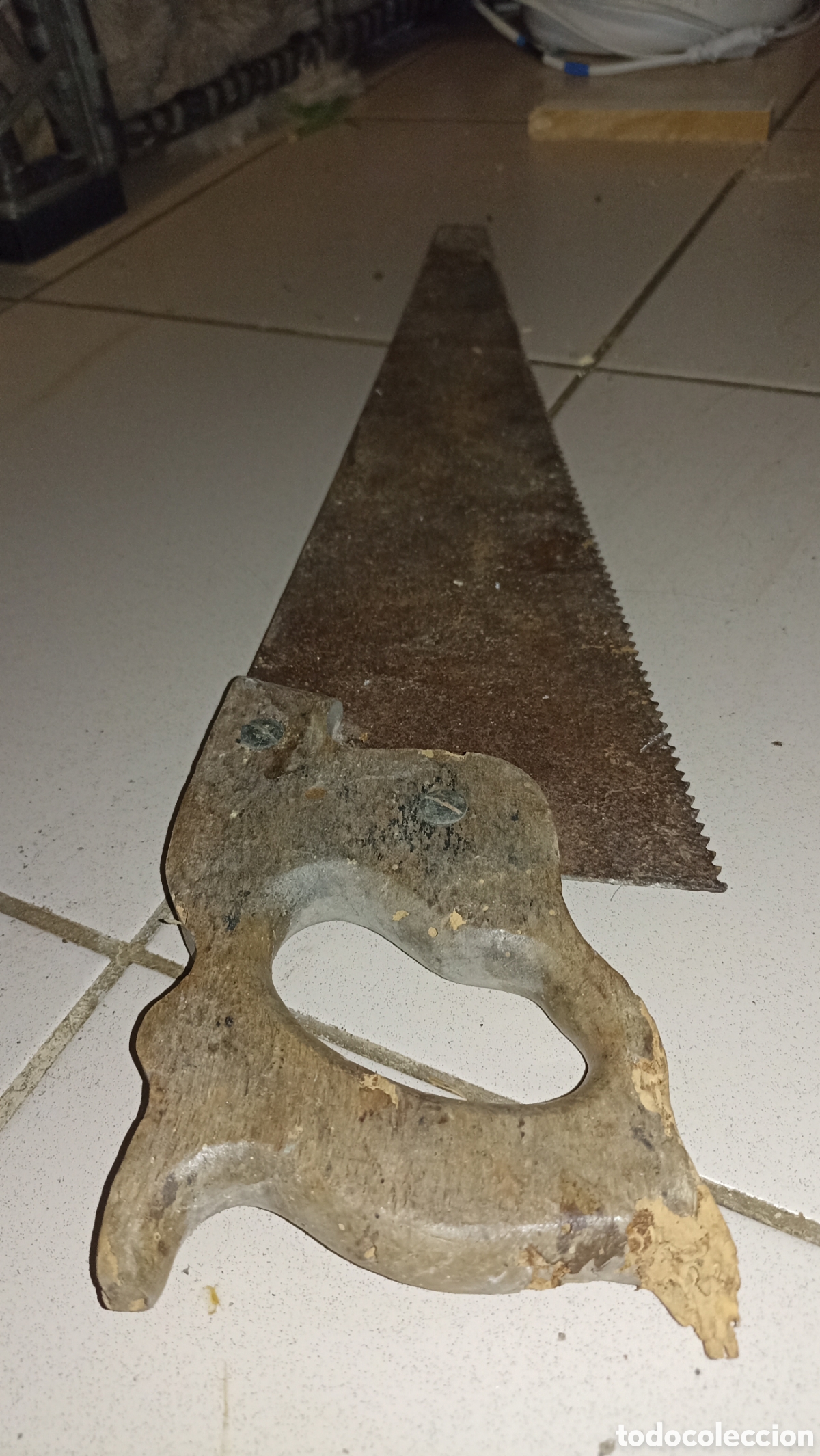 Antig&uuml;edades: Serrucho antiguo de carpintero de madera &ndash; Decoraci&oacute;n r&uacute;stica / Atrezzo