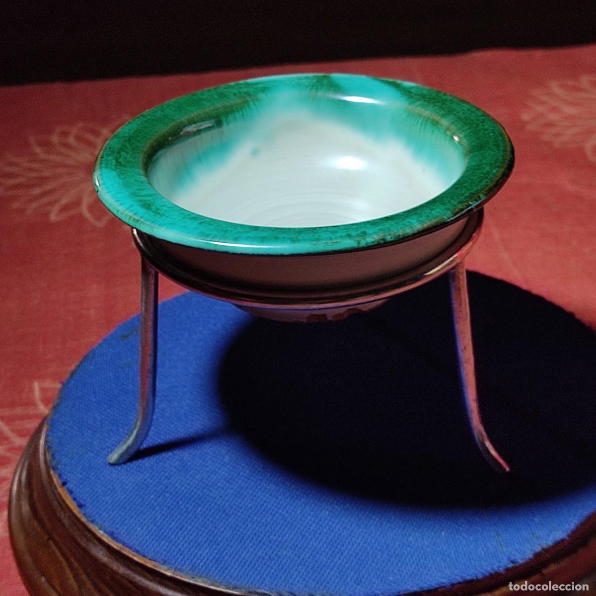 Antig&uuml;edades: Peque&ntilde;o cuenco de ceramica esmaltada con tripode para espuma de afeitar.
