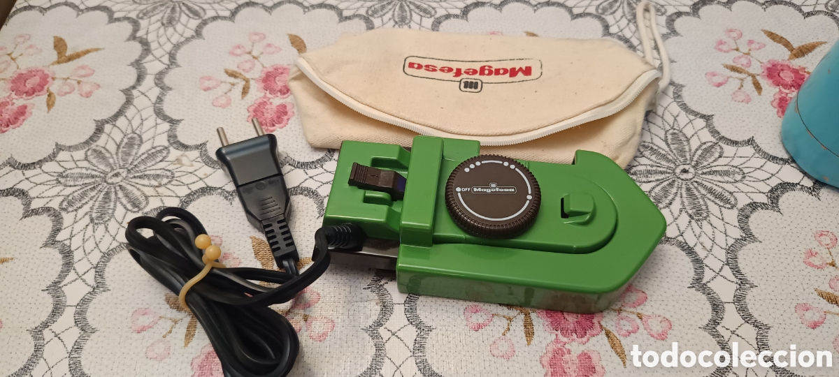 Antig&uuml;edades: Plancha de viaje port&aacute;til MAGEFESA vintage con funda original. Muy buen estado y funcionando.