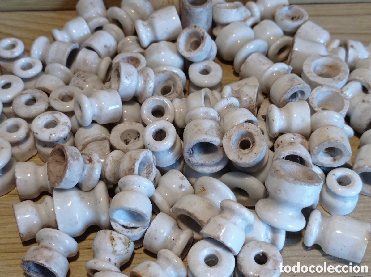 Antig&uuml;edades: Lote de aisladores de porcelana blanca para instalacion electrica antigua vista. 90 unidades