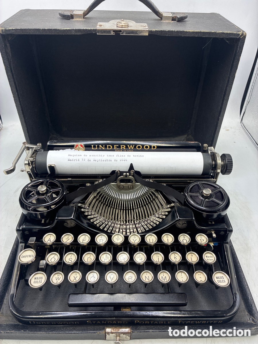 Antig&uuml;edades: M&aacute;quina de escribir Underwood Portable teclado de tres filas.