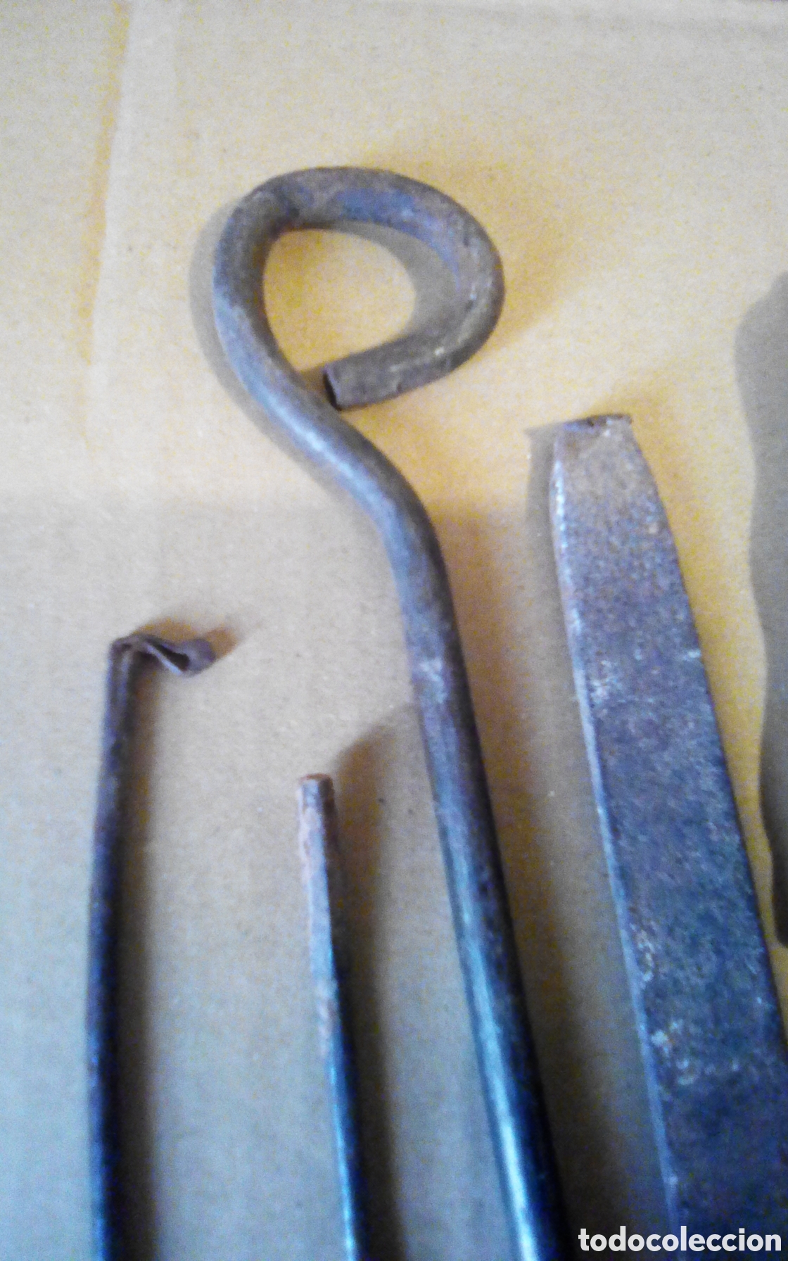 Antig&uuml;edades: Lote de herramientas r&uacute;sticas. Miden entre 10 y 25 cm. - Foto 2