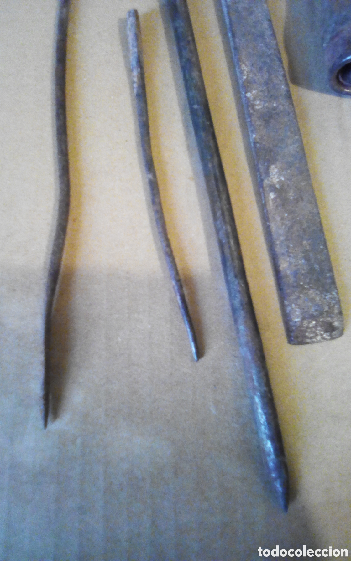 Antig&uuml;edades: Lote de herramientas r&uacute;sticas. Miden entre 10 y 25 cm. - Foto 3