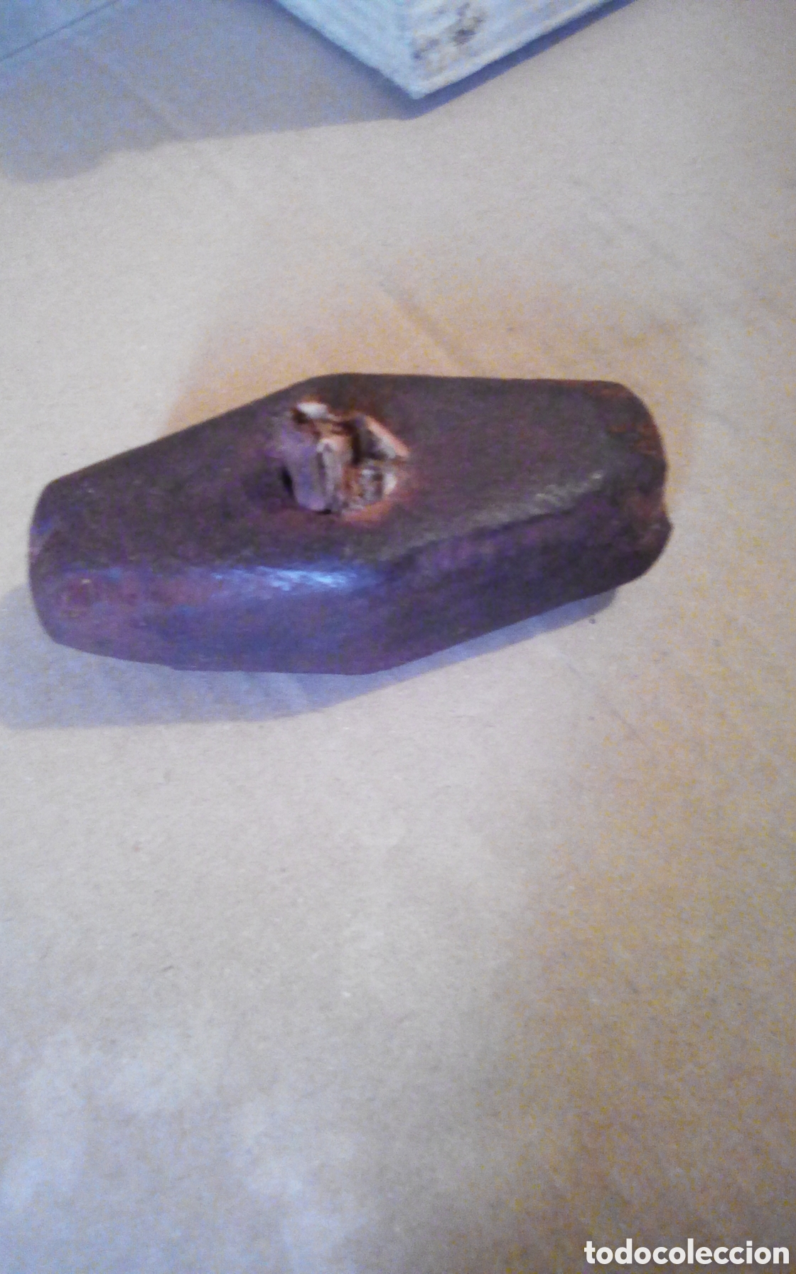 Antig&uuml;edades: Antiguo martillo de herrero de forja, muy usado, con se&ntilde;ales de desgaste. Mide 3,5 x 10,5 cm.