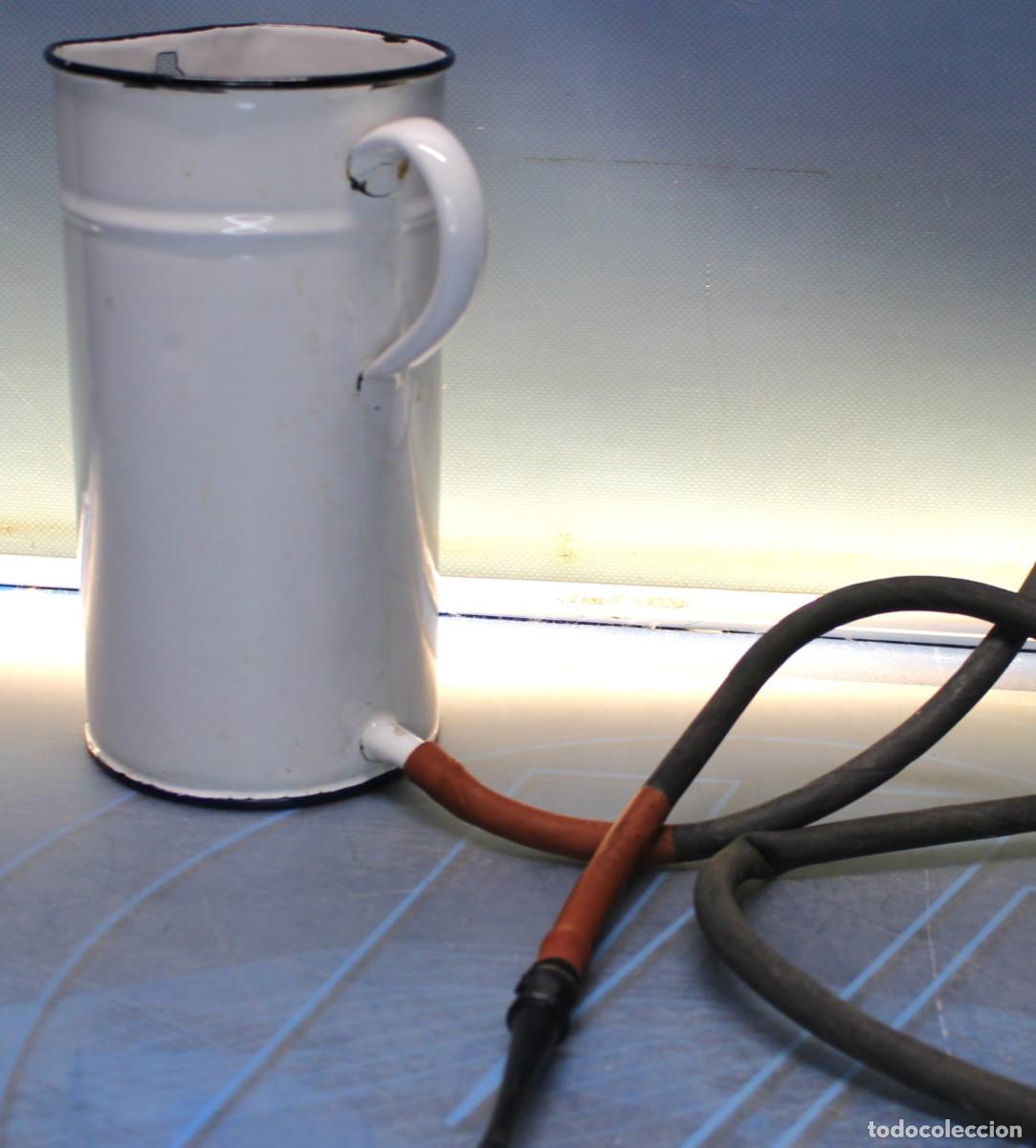 Antig&uuml;edades: Irrigador m&eacute;dico antiguo, jarra para lavativas, de metal esmaltado.