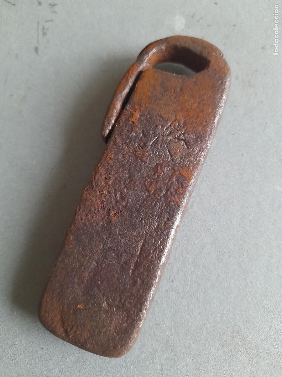 Antig&uuml;edades: antigua pesa de hierro, cincelado, 10x3cm aprox, 206g