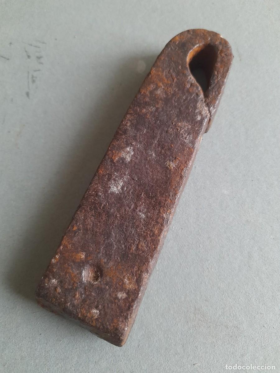 Antig&uuml;edades: antigua pesa de hierro, cincelado, 12x3,2cm aprox, 389g