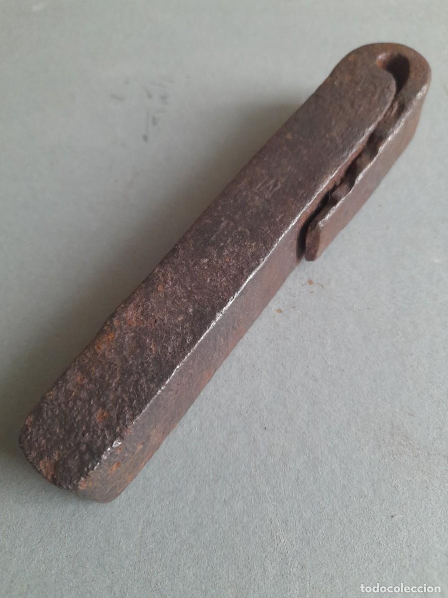 Antig&uuml;edades: antigua pesa de hierro, cincelado, 14x2,3cm aprox, 450g