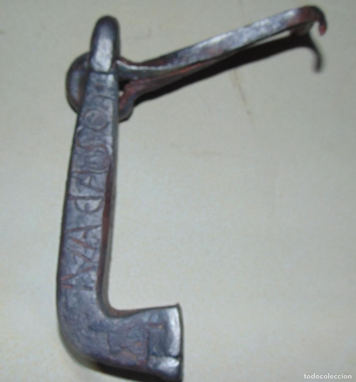 Antig&uuml;edades: LLAMADOR DE FORJA CINCELADO 17 CM SIN CONTAR EL CLAVO, MARCAS
