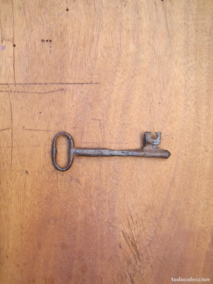 Antig&uuml;edades: Llave antigua forja s. XVIII, desgastada.