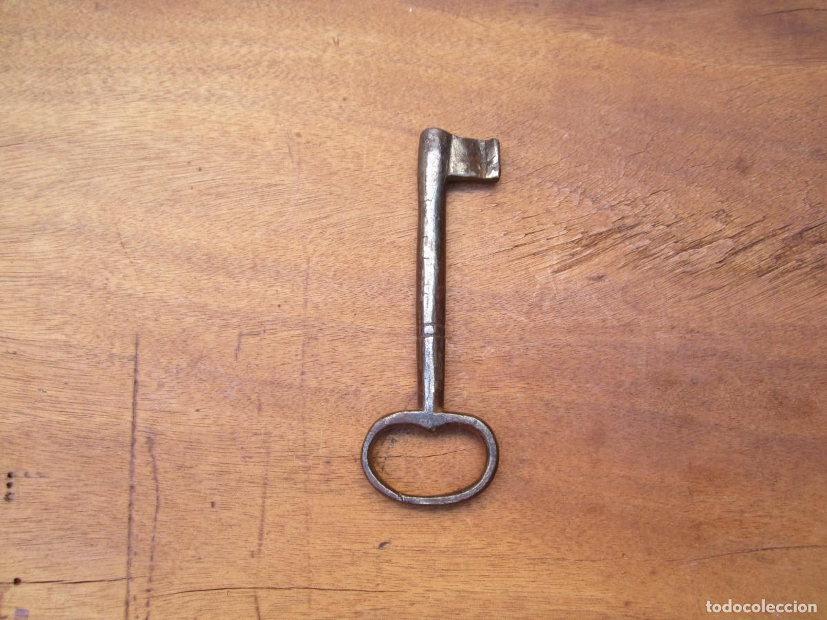 Antig&uuml;edades: Llave antigua hueca s. XIX, 15.5 cm.