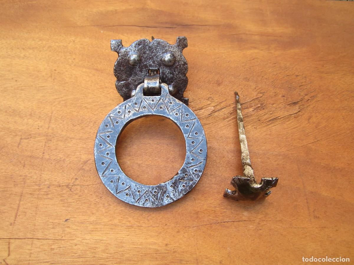Antig&uuml;edades: Llamador antiguo hierro forjado s. XVII - x. XVIII, picaporte.