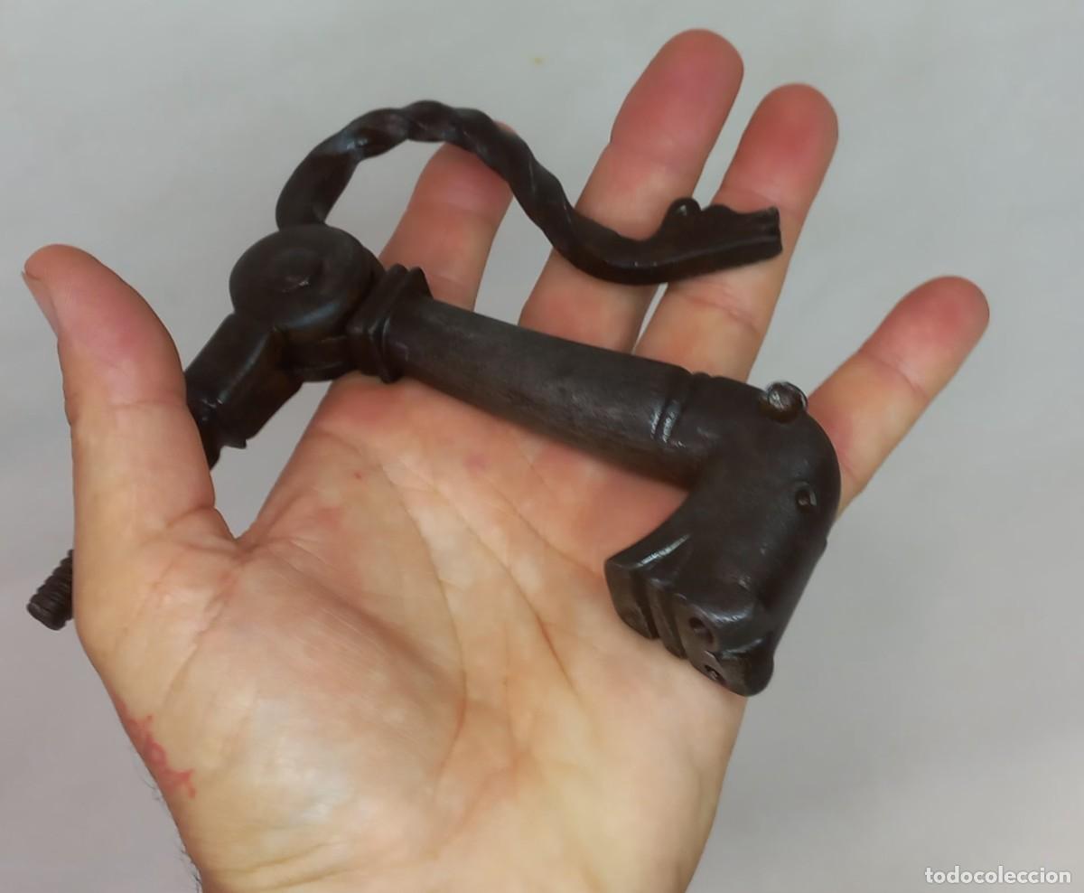 Antig&uuml;edades: ALDABA , LLAMADOR DE PUERTA DE HIERRO FORJADO ZOOMORFO CON FORMA DE CABEZA DE ANIMAL - S. XVII-XVIII