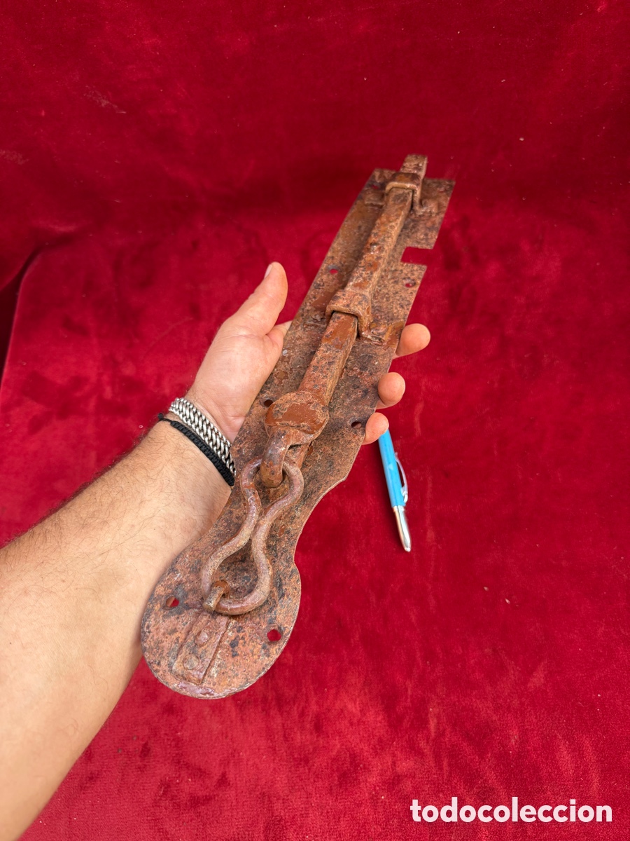 Antig&uuml;edades: Antiguo y gran cerrojo de puerta,forja,siglo XIX