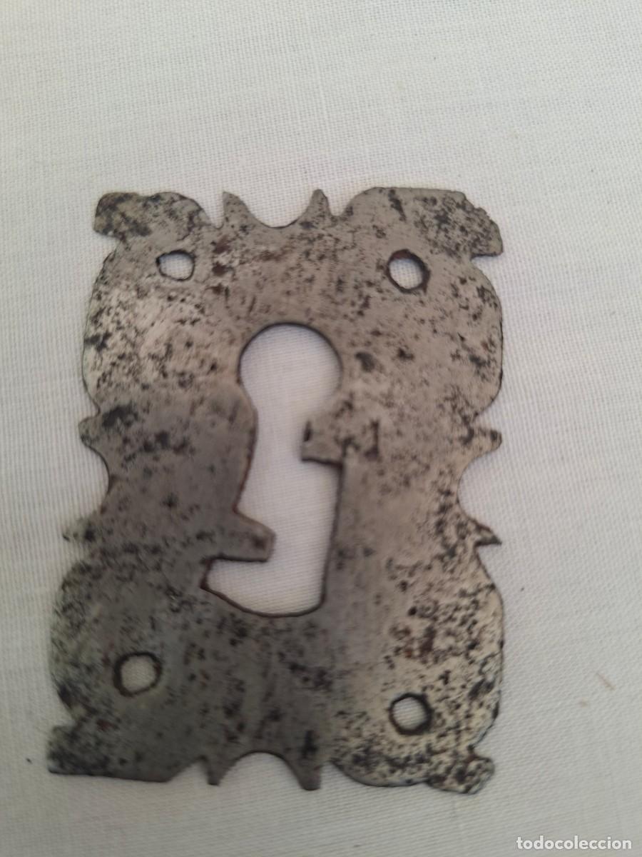 Antig&uuml;edades: Antiguo bocallaves de hierro forjado, 6x4 cm.