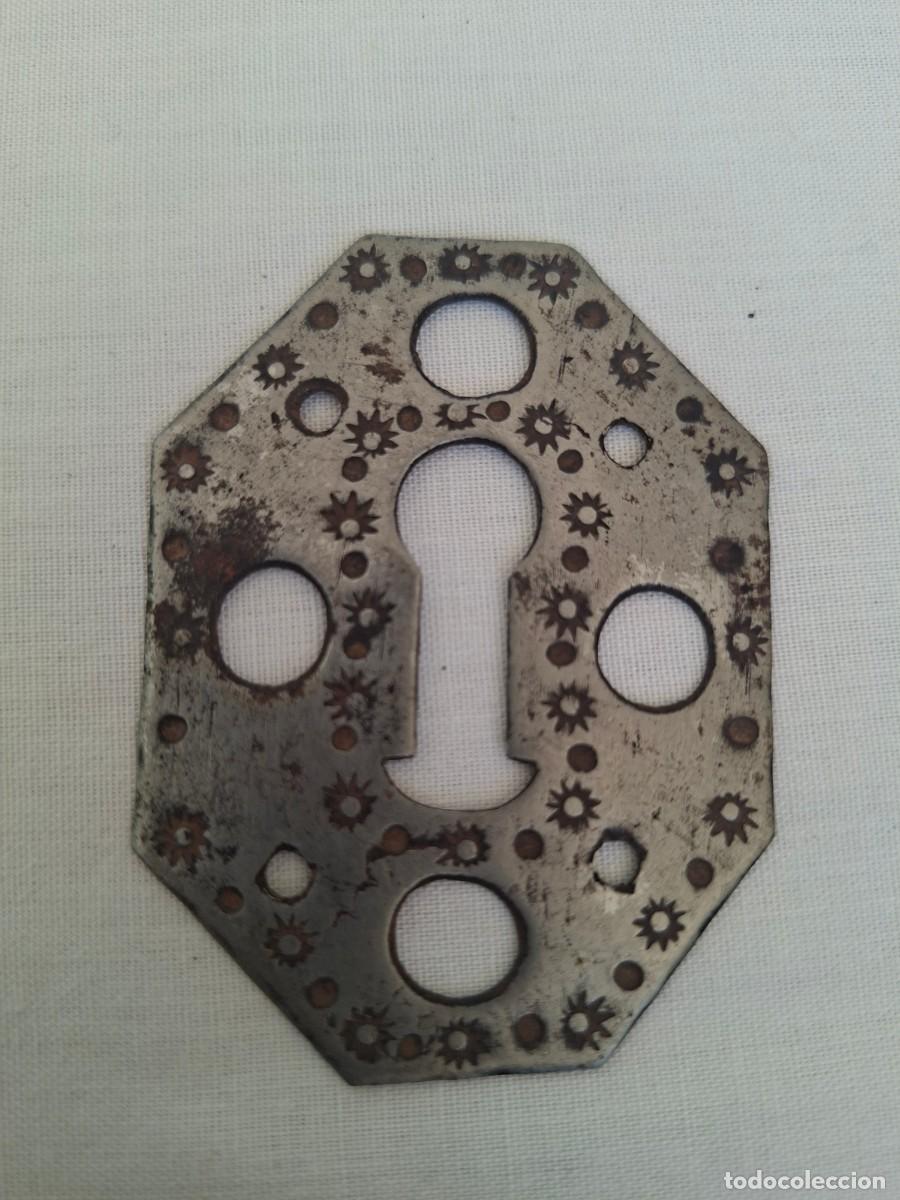 Antig&uuml;edades: Antiguo bocallaves de hierro forjado, 6,5x5 cm.