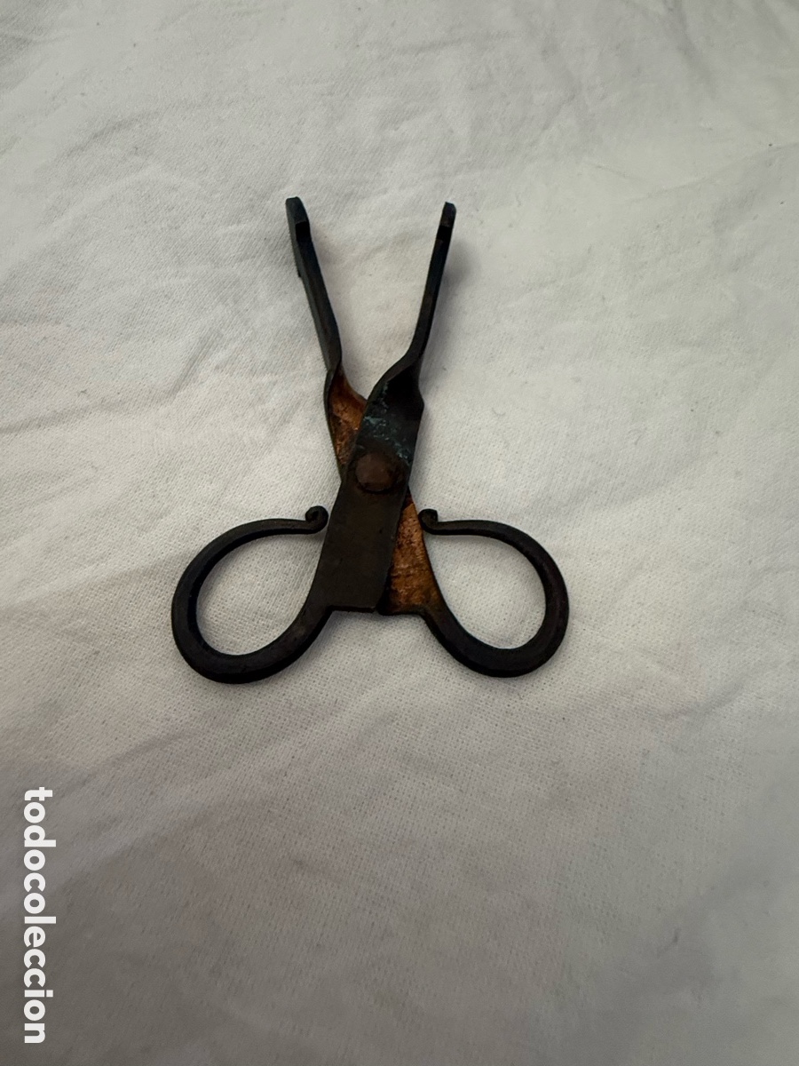 Antig&uuml;edades: Antiguas tijeras o pinzas peque&ntilde;as de hierro forjado &ndash; herramienta antigua de oficio, siglo XIX