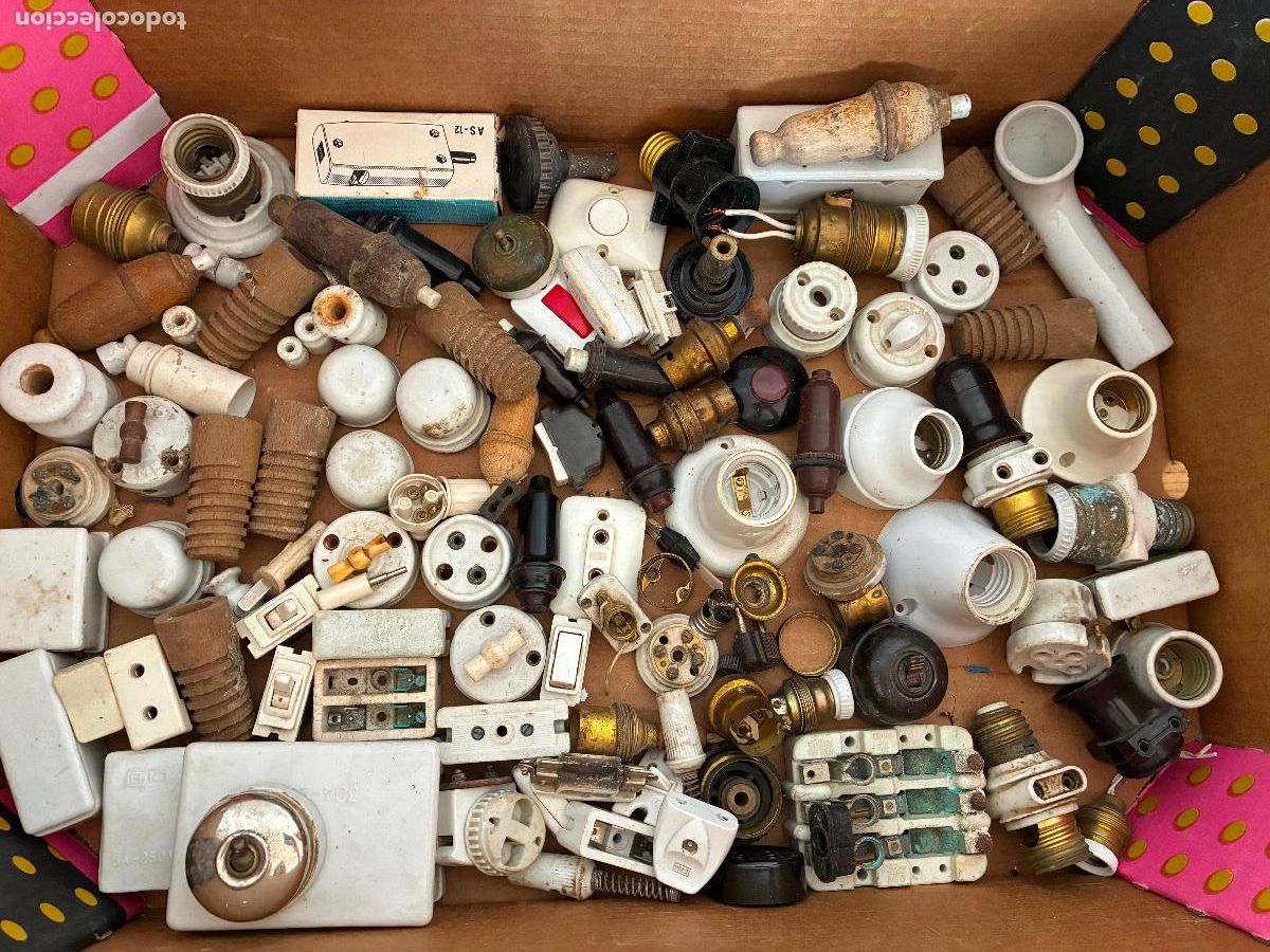 Antig&uuml;edades: Lote material el&eacute;ctrico enchufes, plomos, llaves, algunos de porcelana, madera
