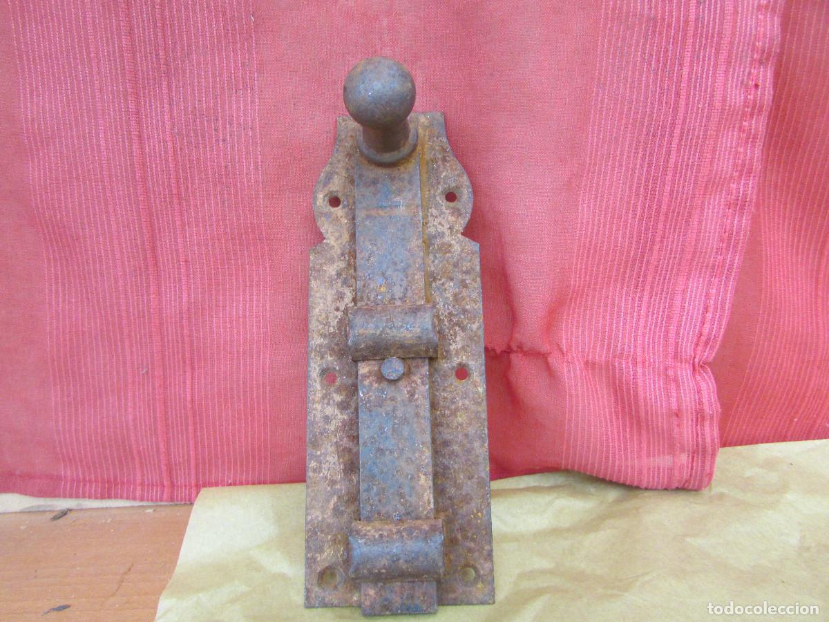 Antig&uuml;edades: Pasador pestillo antiguo hierro de portal y puerta. 24 cms