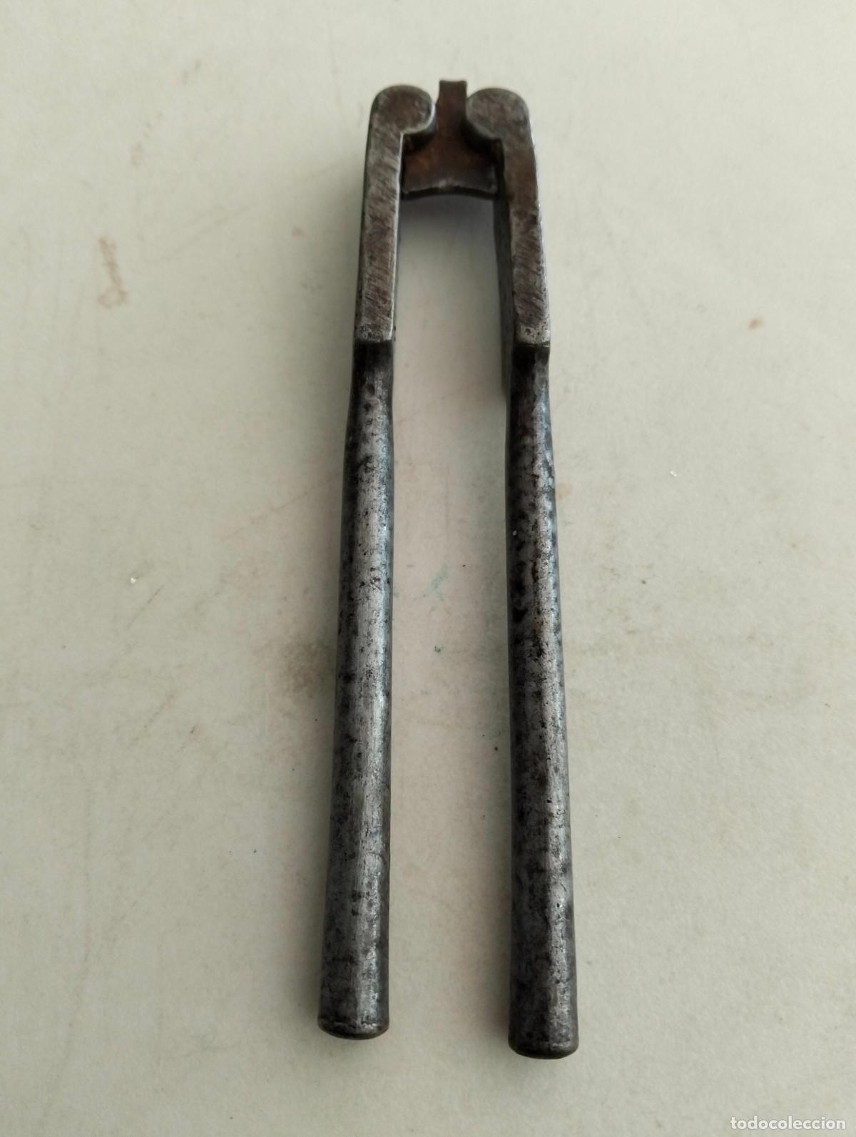 Antig&uuml;edades: ANTIGUO CASCANUECES DE HIERRO FORJADO, MEDIDAS 12 CM