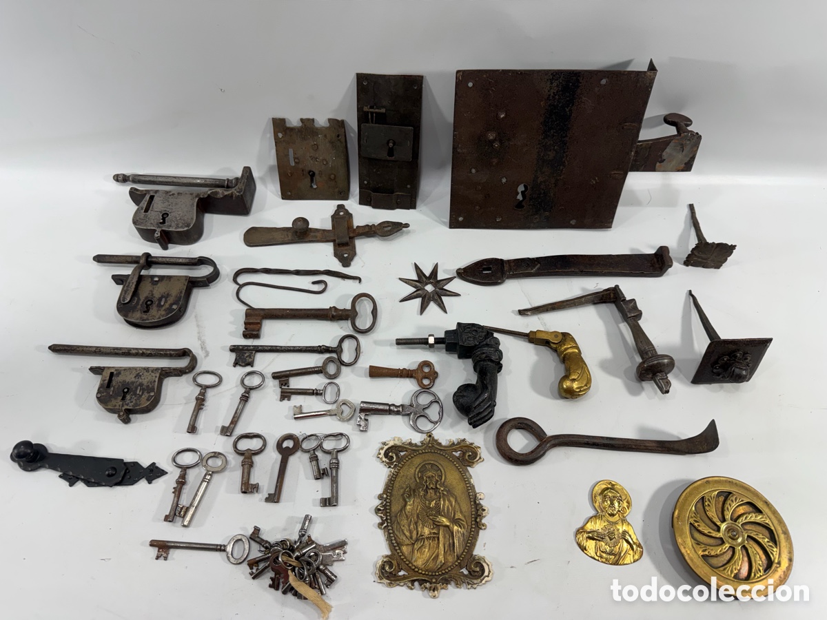 Antig&uuml;edades: Gran lote de cerraduras, candados, llaves y herrajes antiguos &ndash; hierro y forja