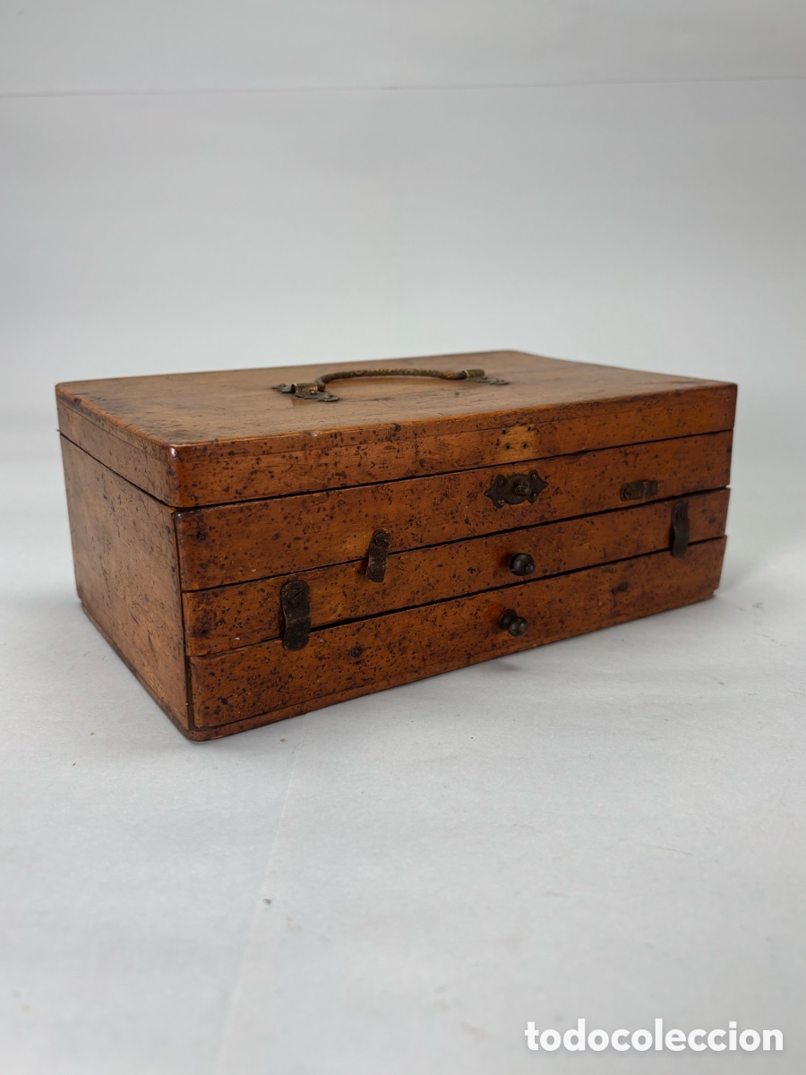 Antig&uuml;edades: Antigua imprenta tipogr&aacute;fica port&aacute;til en caja de madera con tipos m&oacute;viles y accesorios