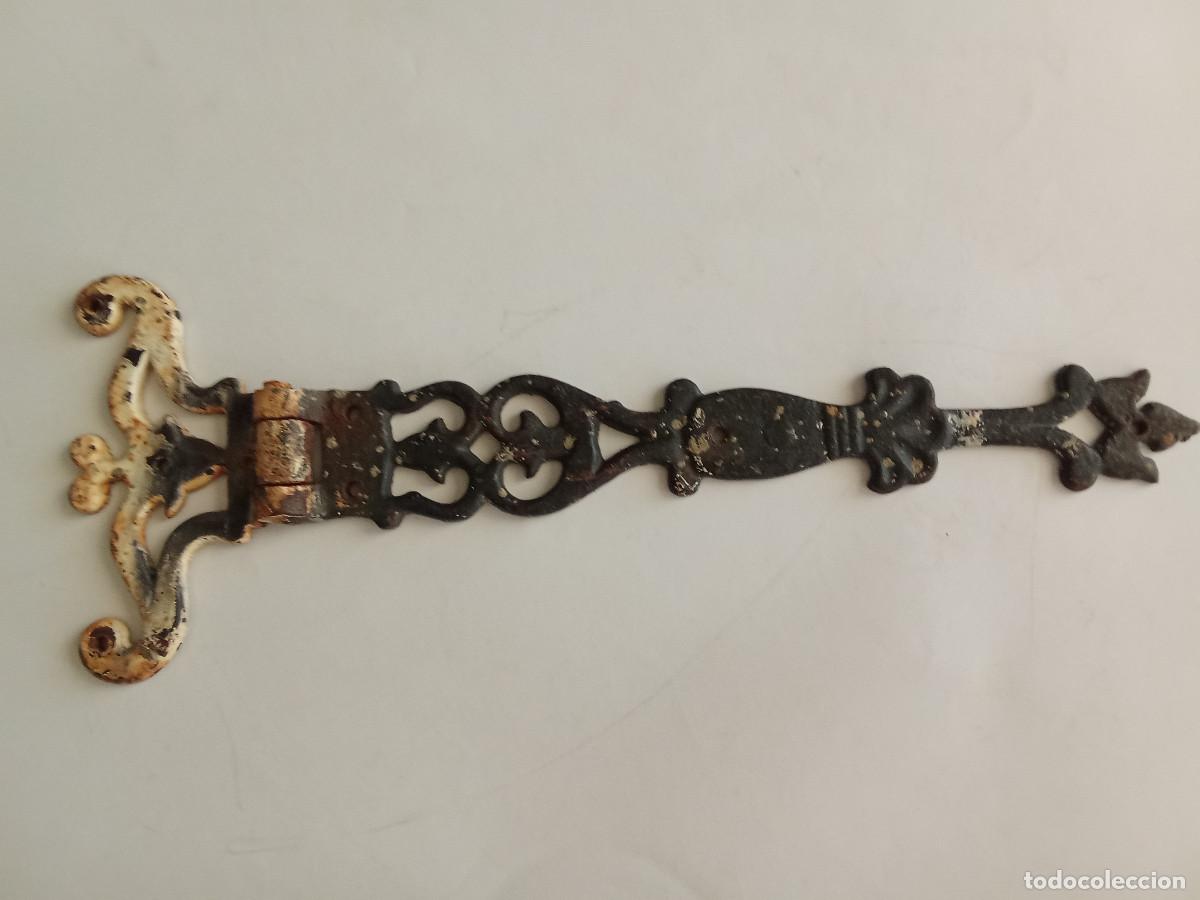 Antig&uuml;edades: Antigua bisagra de forja 33 cm