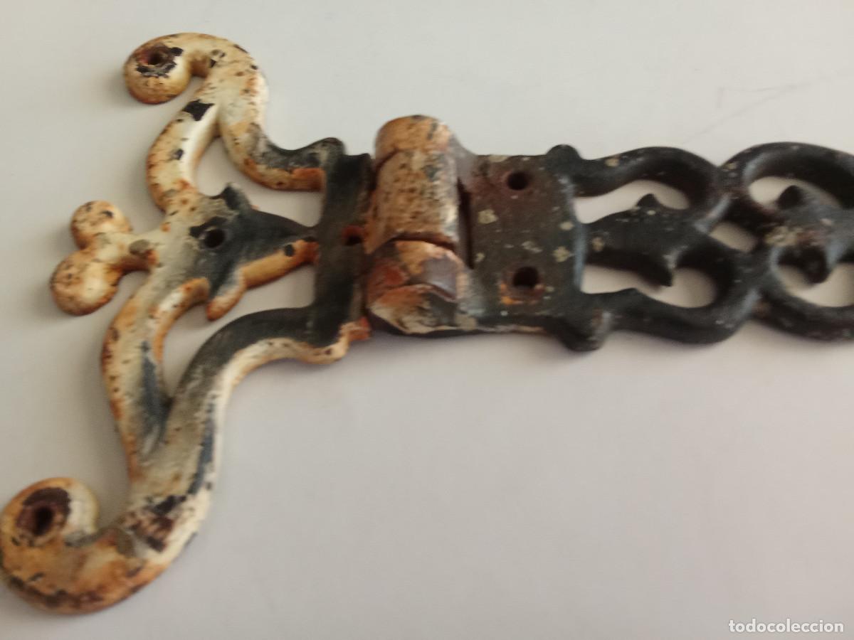 Antig&uuml;edades: Antigua bisagra de forja 33 cm - Foto 2