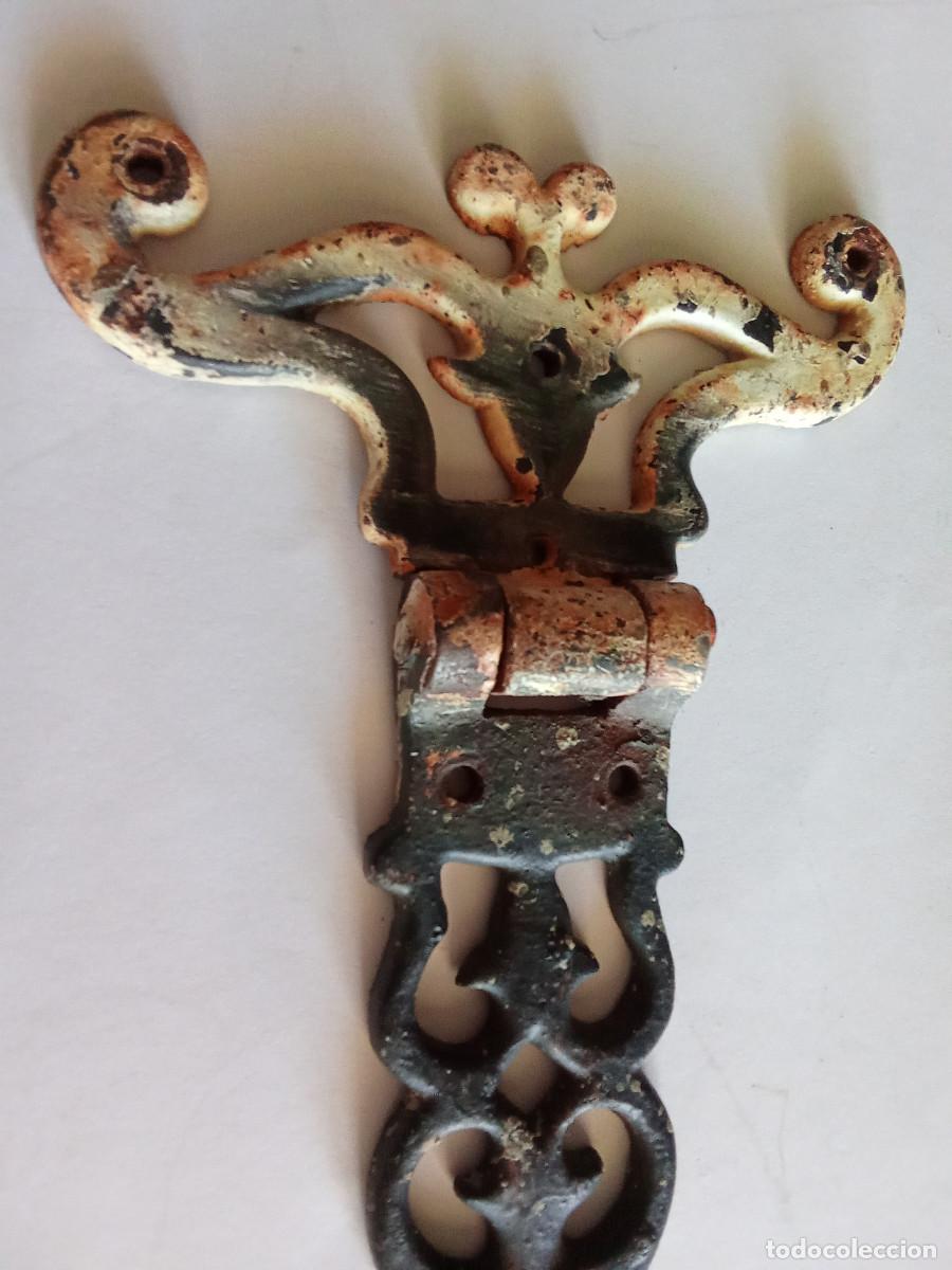 Antig&uuml;edades: Antigua bisagra de forja 33 cm - Foto 3