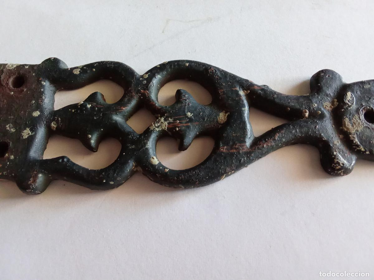 Antig&uuml;edades: Antigua bisagra de forja 33 cm - Foto 4