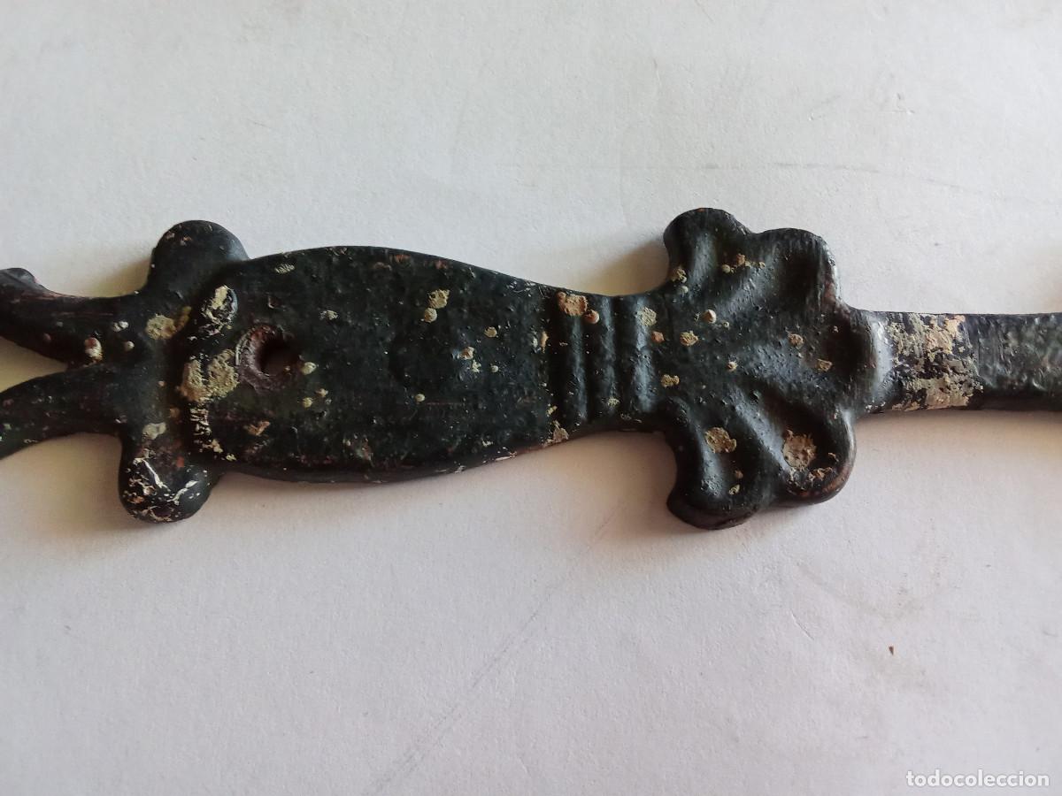 Antig&uuml;edades: Antigua bisagra de forja 33 cm - Foto 5